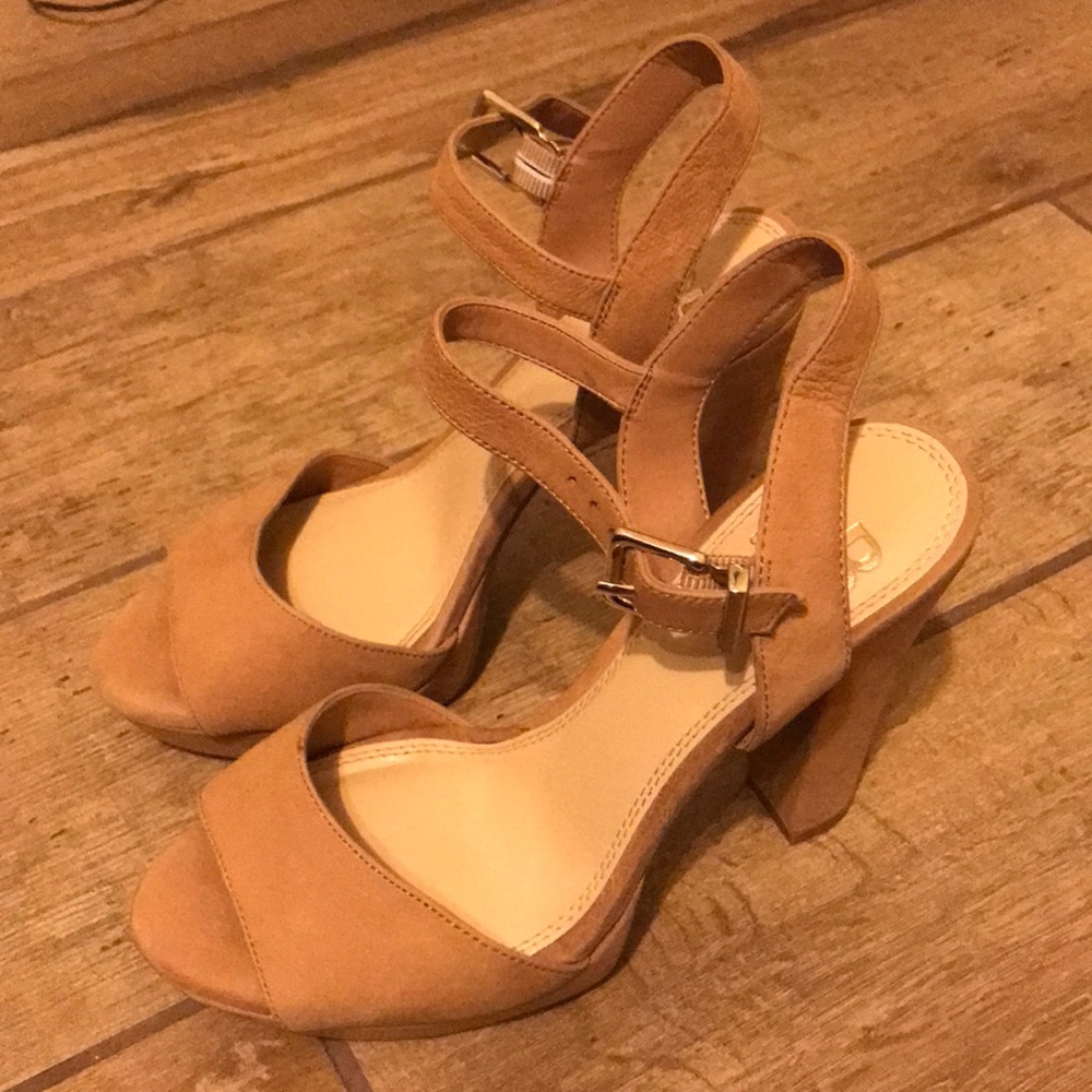 LIKE NEW***Gianni Bini Nude High Heels